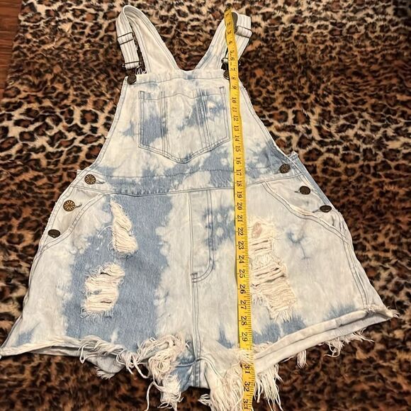 Show Me Your Mumu Georgia Tide Wash Blue Distressed Denim Raw Hem Shorta… - Picture 7 of 11